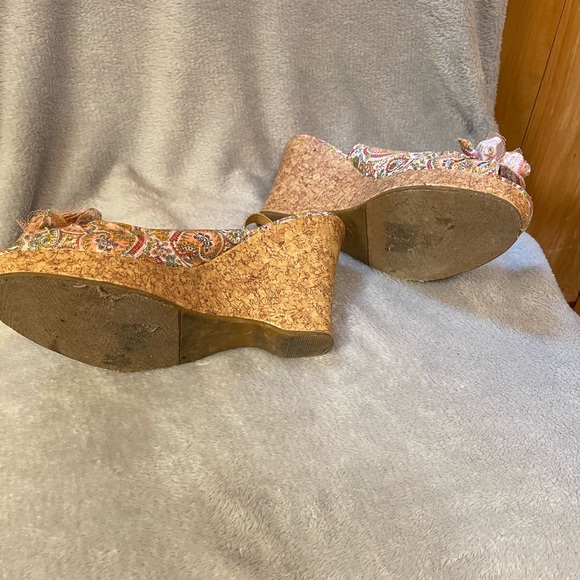 Paisley wedge sandals. - Picture 1 of 2
